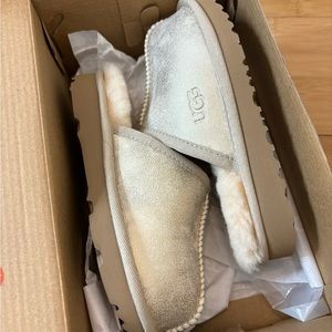 Brand New UGG Metallic Gold Plush Kids Slippers 10 Little Kids. New in Box.